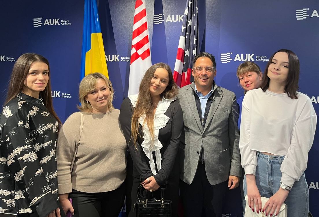 Students and Administration of the Dnipro Institute of MAUP Attended a Lecture by World-Renowned Conflict Resolution Expert Steve A. Tineo